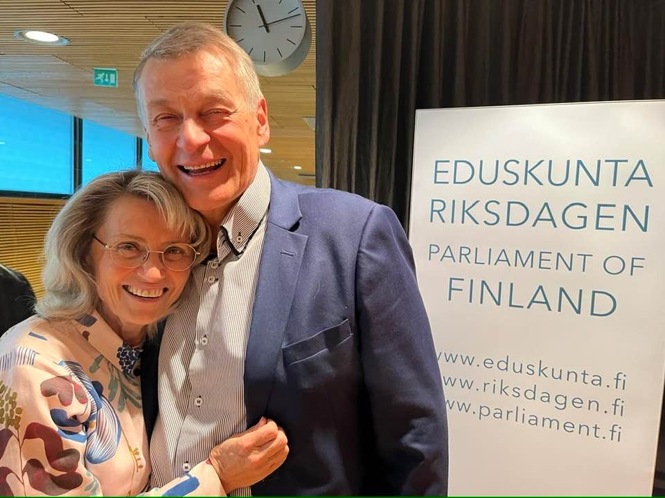 拉薩寧和先生在上訴法院的無罪判決後欣喜擁抱。（圖／翻攝自FB@Päivi Räsänen）